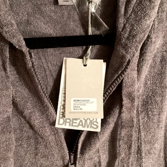 Barefoot Dreams Cozychic ultra light short sleeve zip up hoodie
Size L/XL. NWT - Picture 9 of 11